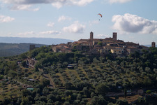 Vue aérienne de Montepescali dans le département Toscane, Italie