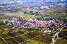 Vue aérienne de Village viticole sous le petit Kalmit du sud-ouest à le quartier Ilbesheim in Ilbesheim bei Landau in der Pfalz dans le département Rhénanie-Palatinat, Allemagne