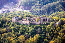 Ruines et vestiges des murs de l'ancien complexe du château de Madenburg à Eschbach dans le département Rhénanie-Palatinat, Allemagne d'en haut