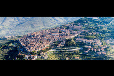 Vue aérienne de Quartier de la vieille ville et centre-ville à Cortona dans le département Arezzo, Italie