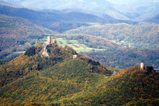 Vue d'oiseau de Château de Trifels à le quartier Bindersbach in Annweiler am Trifels dans le département Rhénanie-Palatinat, Allemagne