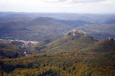 Château de Trifels à le quartier Bindersbach in Annweiler am Trifels dans le département Rhénanie-Palatinat, Allemagne vue du ciel