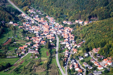 Waldrohrbach dans le département Rhénanie-Palatinat, Allemagne vu d'un drone