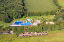 Vue aérienne de Piscine forestière Kandel avec pelouses et piscines entièrement ensoleillées à Kandel dans le département Rhénanie-Palatinat, Allemagne