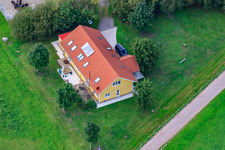 Haras islandais de Bienwald à Freckenfeld dans le département Rhénanie-Palatinat, Allemagne hors des airs