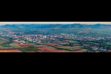 Vue aérienne de Zone urbaine en perspective panoramique avec périphérie et centre-ville à le quartier Queichheim in Landau in der Pfalz dans le département Rhénanie-Palatinat, Allemagne