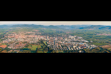 Photographie aérienne de Zone urbaine en perspective panoramique avec périphérie et centre-ville à le quartier Queichheim in Landau in der Pfalz dans le département Rhénanie-Palatinat, Allemagne