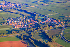 Vue aérienne de Vue du village à l'ouest de l'A65 à Knöringen dans le département Rhénanie-Palatinat, Allemagne