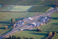 Vue aérienne de Aire d'autoroute Serways Pfälzer Weinstrasse le long de l'itinéraire de circulation et des directions du BAB 65 à Edesheim dans le département Rhénanie-Palatinat, Allemagne