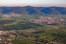 Vue aérienne de Du sud-est à Maikammer dans le département Rhénanie-Palatinat, Allemagne