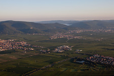 Kirrweiler dans le département Rhénanie-Palatinat, Allemagne du point de vue du drone
