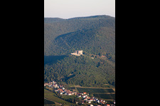 Vue oblique de Château de Hambach à le quartier Hambach an der Weinstraße in Neustadt an der Weinstraße dans le département Rhénanie-Palatinat, Allemagne