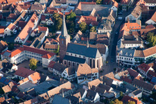 Vue oblique de Vieille ville et centre-ville à Deidesheim dans le département Rhénanie-Palatinat, Allemagne