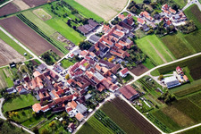 Quartier Oberhofen in Pleisweiler-Oberhofen dans le département Rhénanie-Palatinat, Allemagne du point de vue du drone