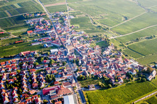 Vue aérienne de Vignobles à le quartier Herxheim in Herxheim am Berg dans le département Rhénanie-Palatinat, Allemagne
