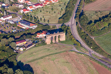 Vue aérienne de Viaduc de l'ancien pont ferroviaire pour le passage des voies ferrées sur le Primm à Marnheim dans le département Rhénanie-Palatinat, Allemagne
