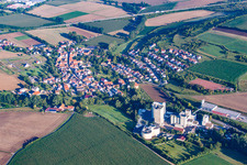 Vue aérienne de Vue des rues et des maisons des quartiers résidentiels à Bischheim dans le département Rhénanie-Palatinat, Allemagne