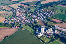 Vue aérienne de Vue des rues et des maisons des quartiers résidentiels à Bischheim dans le département Rhénanie-Palatinat, Allemagne