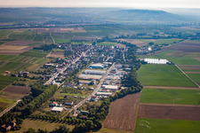 Vue aérienne de Vue des rues et des maisons des quartiers résidentiels à Pfaffen-Schwabenheim dans le département Rhénanie-Palatinat, Allemagne