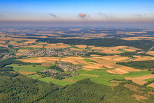 Vue aérienne de Rheinböllen dans le département Rhénanie-Palatinat, Allemagne