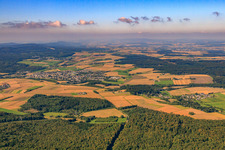 Vue aérienne de Rheinböllen dans le département Rhénanie-Palatinat, Allemagne