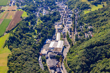 Vue aérienne de Brohl-Lützing à Burgbrohl dans le département Rhénanie-Palatinat, Allemagne