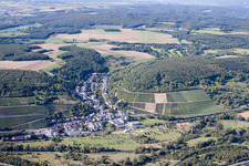Vue aérienne de Vue sur le village à le quartier Lohrsdorf in Bad Neuenahr-Ahrweiler dans le département Rhénanie-Palatinat, Allemagne
