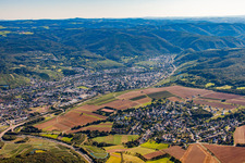 Vue aérienne de Vue des rues et des maisons des quartiers résidentiels à le quartier Bachem in Bad Neuenahr-Ahrweiler dans le département Rhénanie-Palatinat, Allemagne