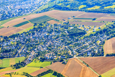 Vue aérienne de Vue du village depuis le nord à le quartier Lantershofen in Grafschaft dans le département Rhénanie-Palatinat, Allemagne