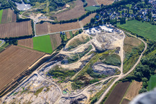 Vue aérienne de Carrière d'argile de la mine Kettiger Thonwerke - Lantershofen à le quartier Ringen in Grafschaft dans le département Rhénanie-Palatinat, Allemagne