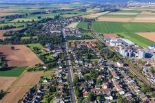 Vue aérienne de Vue de la ville depuis le sud à le quartier Ottenheim in Weilerswist dans le département Rhénanie du Nord-Westphalie, Allemagne
