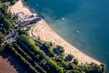 Vue aérienne de Des foules de baigneurs sur la plage et les rives du lac Düren-Gürzenich à le quartier Gürzenich in Düren dans le département Rhénanie du Nord-Westphalie, Allemagne