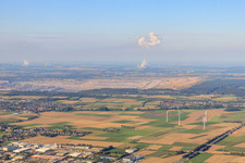 Vue aérienne de Mine à ciel ouvert de Hambach entre parc éolien et centrale au lignite à le quartier Oberzier in Niederzier dans le département Rhénanie du Nord-Westphalie, Allemagne