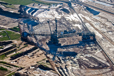 Vue aérienne de Pont convoyeur d'excavatrice dans la veine de la zone minière et les zones de morts-terrains dans la mine à ciel ouvert de lignite à Inden dans le département Rhénanie du Nord-Westphalie, Allemagne