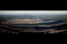 Vue aérienne de Pont convoyeur d'excavatrice dans la veine de la zone minière et les zones de morts-terrains dans la mine à ciel ouvert de lignite à Inden dans le département Rhénanie du Nord-Westphalie, Allemagne