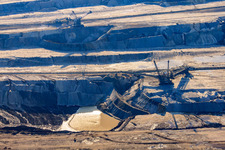 Grue de levage dans une mine de lignite à ciel ouvert Inden à le quartier Altdorf in Inden dans le département Rhénanie du Nord-Westphalie, Allemagne d'en haut