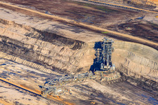 Grue de levage dans une mine de lignite à ciel ouvert Inden à le quartier Altdorf in Inden dans le département Rhénanie du Nord-Westphalie, Allemagne vue d'en haut