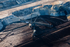 Vue oblique de Pont convoyeur d'excavatrice dans la veine de la zone minière et les zones de morts-terrains dans la mine à ciel ouvert de lignite à Inden dans le département Rhénanie du Nord-Westphalie, Allemagne