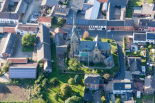 Vue aérienne de Bâtiment d'église au centre du village à le quartier Müntz in Titz dans le département Rhénanie du Nord-Westphalie, Allemagne