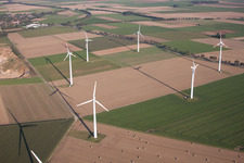 Vue aérienne de Parc éolien à l'ouest à le quartier Holzweiler in Erkelenz dans le département Rhénanie du Nord-Westphalie, Allemagne
