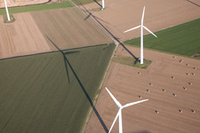 Vue aérienne de Parc éolien à l'ouest de Holzweiler à le quartier Katzem in Erkelenz dans le département Rhénanie du Nord-Westphalie, Allemagne