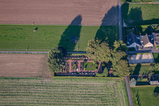 Vue aérienne de Cimetière à le quartier Kuckum in Erkelenz dans le département Rhénanie du Nord-Westphalie, Allemagne