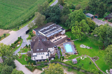 Vue aérienne de Villa avec piscine sur Bahnstr à Grefrath dans le département Rhénanie du Nord-Westphalie, Allemagne