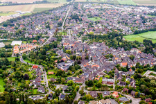 Vue aérienne de Vue des rues et des maisons dans les quartiers résidentiels à Wachtendonk dans le département Rhénanie du Nord-Westphalie, Allemagne