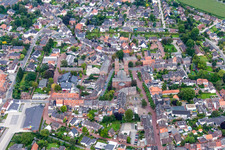 Vue aérienne de Bâtiment d'église au centre du village à Uedem dans le département Rhénanie du Nord-Westphalie, Allemagne