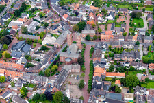 Vue aérienne de Bâtiment d'église au centre du village à Uedem dans le département Rhénanie du Nord-Westphalie, Allemagne