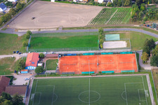 Terrains de sport à Rheinzabern dans le département Rhénanie-Palatinat, Allemagne hors des airs