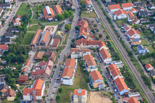 Vue aérienne de Lower Buchstraße et Ludovici Ring sur la ligne de chemin de fer depuis le nord à Jockgrim dans le département Rhénanie-Palatinat, Allemagne