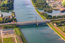 Vue aérienne de Pont sur le Rhin à le quartier Maximiliansau in Wörth am Rhein dans le département Rhénanie-Palatinat, Allemagne