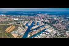 Vue aérienne de Vue panoramique des ports du Rhin Karlsruhe depuis l'ouest à le quartier Mühlburg in Karlsruhe dans le département Bade-Wurtemberg, Allemagne